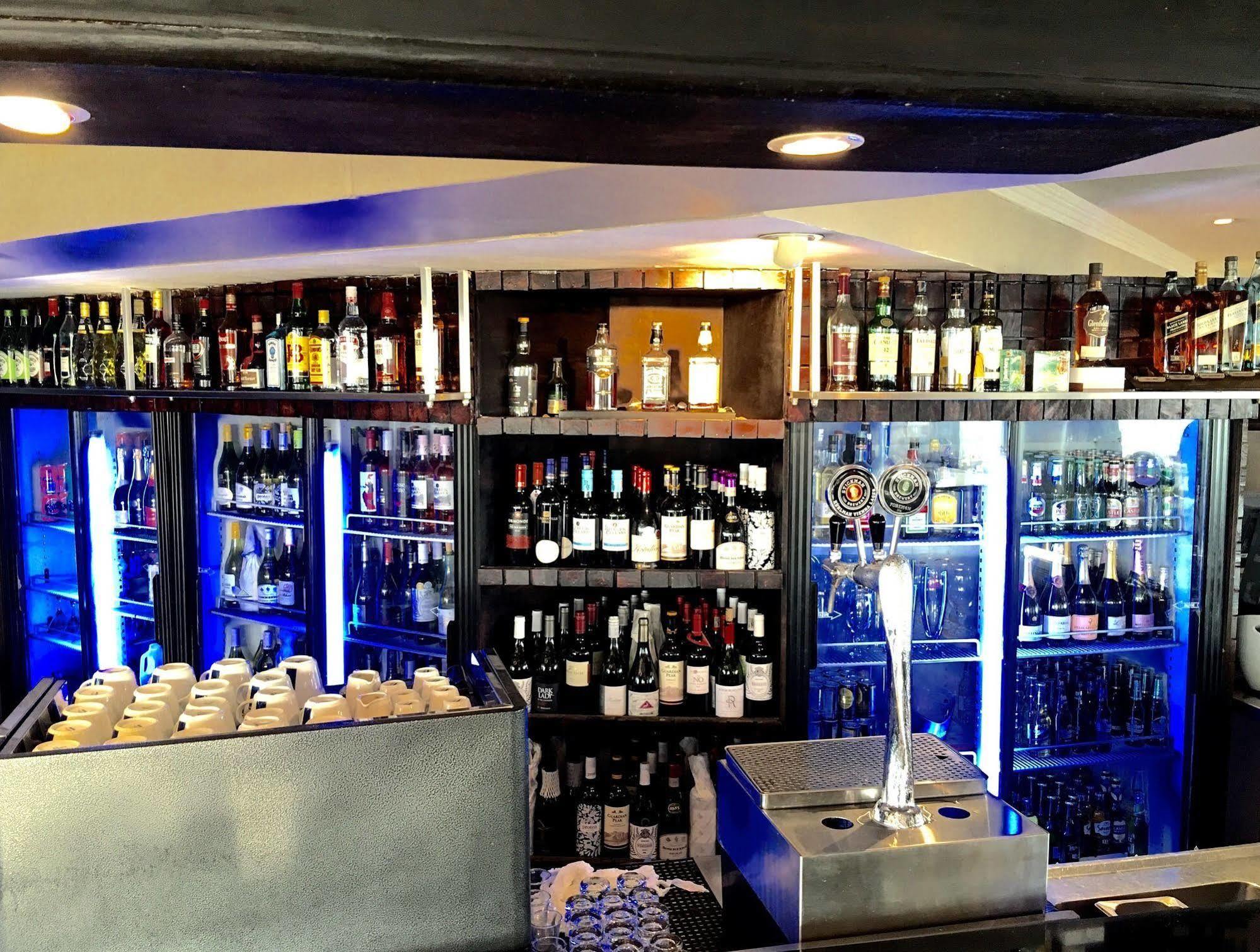 Dolphin Self Catering Hotel 4*